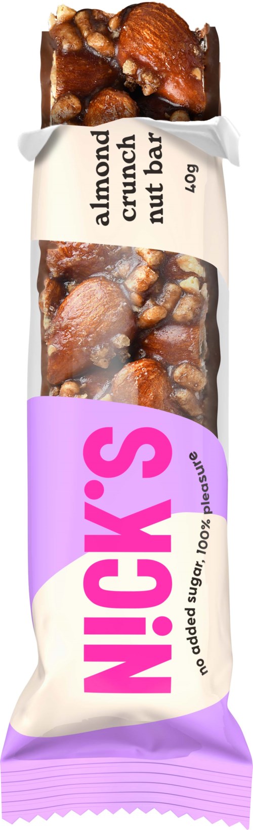 Ein Nussriegel mit Mandeln und Karamell, eingewickelt in lilafarbenes und weißes Verpackung mit "NACK'S".