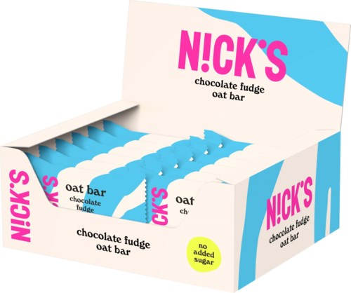 Eine Box zeigt NICK'S Schokoladen-Fudge Haferriegel, mit einem hellrosa Logo, Blau- und Weißdesign und einer gelben Markierung.