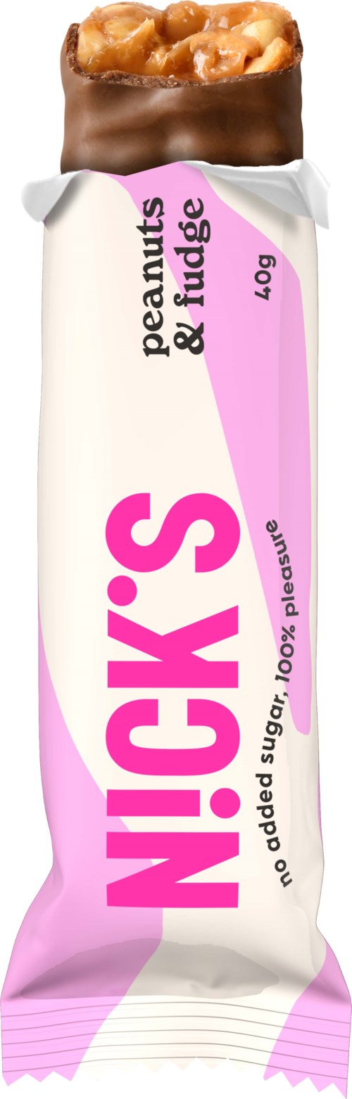 Ein Schokoriegel mit Erdnüssen und Fudge, in pink-weißer Verpackung mit "NICK'S".