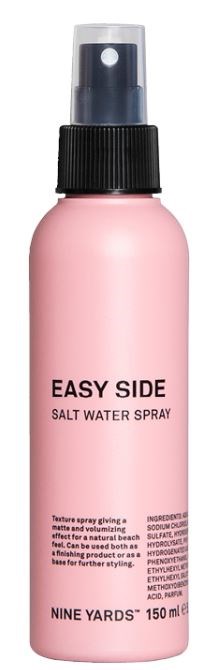 Różowa butelka z sprayem i czarnym rozpylaczem, oznaczona 'EASY SIDE', do sprayu z wodą morską, 150 ml.