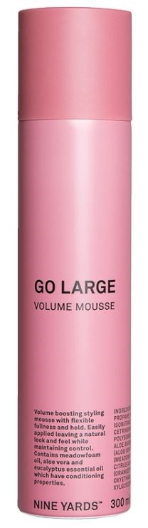 Różowa butelka sprężynująca z napisem 'GO LARGE VOLUME MOUSSE' do stylizacji włosów. Zawiera 300g produktu.
