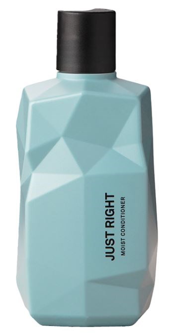 Błękitna butelka z czarnym zamknięciem, oznaczona "JUST RIGHT". Odżywka lub conditioner.