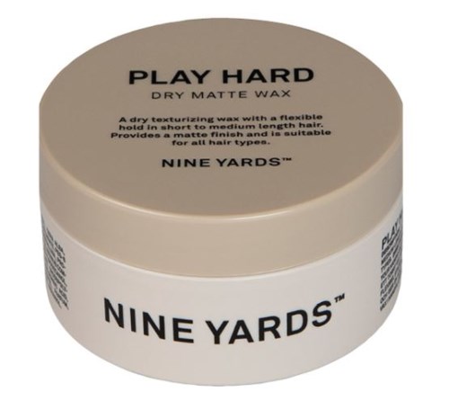 Okrągłe opakowanie Nine Yards Play Hard suchego matowego wosku do stylizacji włosów.