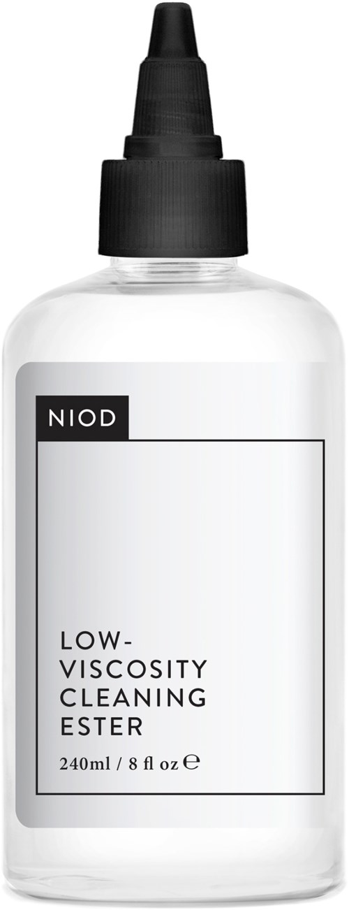 En klar flaske med svart lokk merket "NIOD" inneholder lav-viskositets rengjøringsester, 240ml.