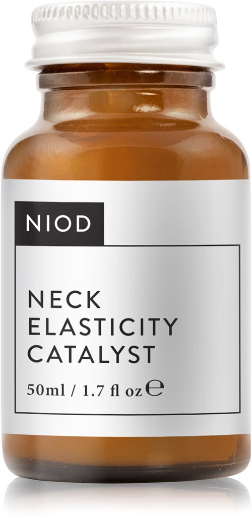 En liten brun flaske med hvit lokk og etikett. Etiketten sier 'NIOD NECK ELASTICITY CATALYST'.