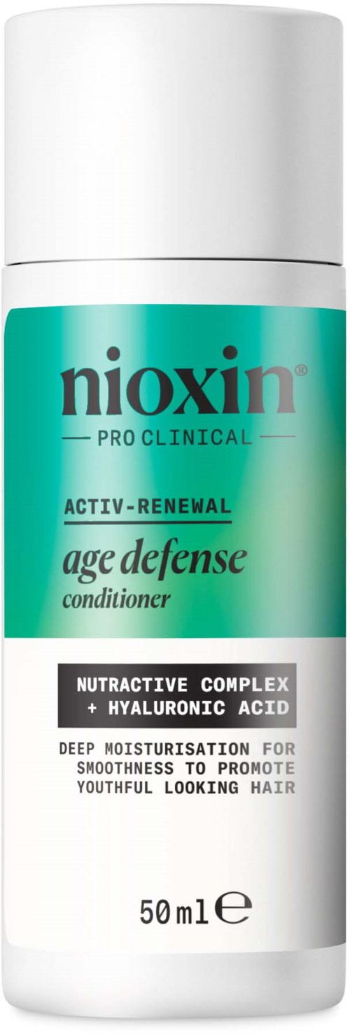 Een witte fles met een groen etiket zegt Nioxin Acti-Renew age defense conditioner voor haar. Bevat voedingsstoffen en hyaluronzuur.