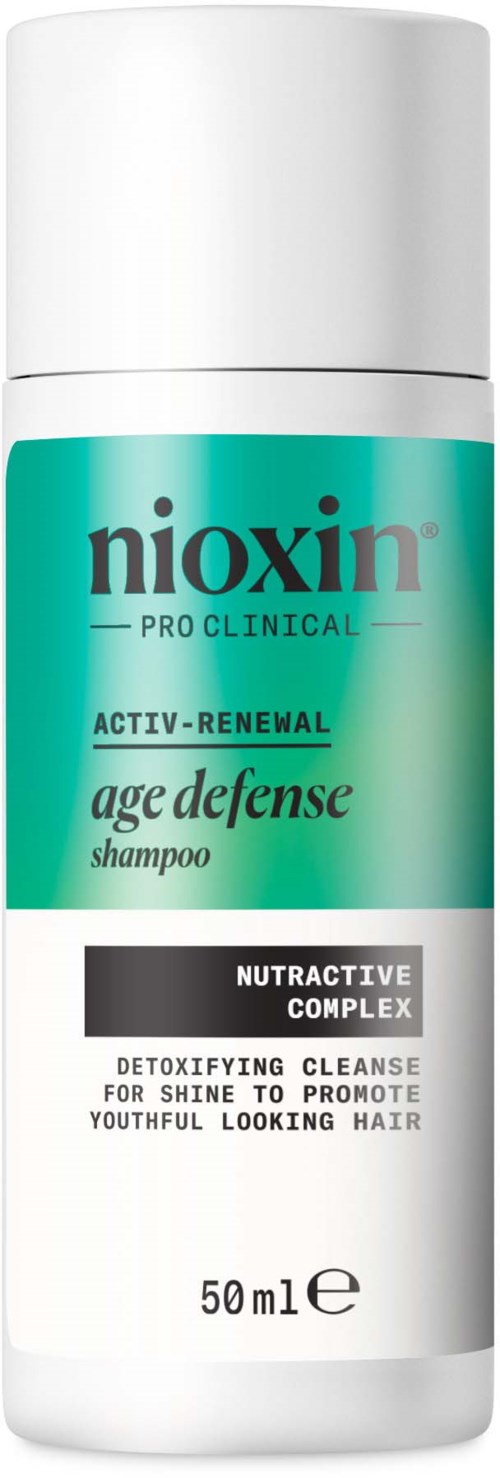 Rasva Nioxin Age Defense Shampoo, jossa on sininen ja valkoinen väri, edistää hiusten uudistumista ja detoxia.
