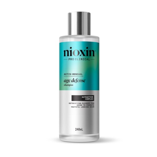 Een zilveren en teal fles Nioxin shampoo voor haaruitval en hoofdhuidgezondheid.
