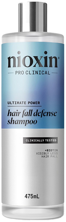 Een lange fles Nioxin Pro Clinical haaruitval-beschermingsshampoo met zilveren dop en blauw-witte label.