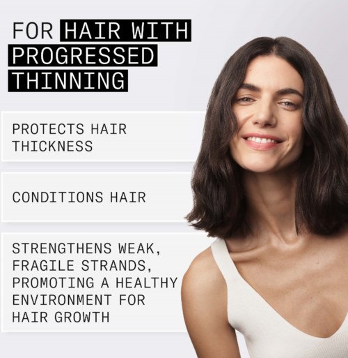 Tekst over haarverdunning protectie met een lachende vrouw die gezond haar toont.