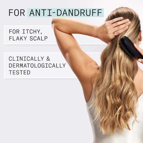 Tekst die een anti-roosproduct promoot voor jeukende hoofdhuid, klinisch en dermatologisch getest, met een vrouw die haar hoofdhuid laat zien.