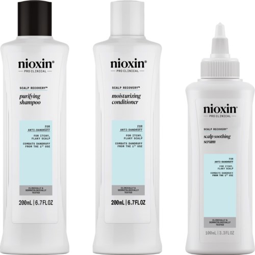 Drie witte flessen Nioxin producten voor hoofdhuidverzorging en tegen roos.