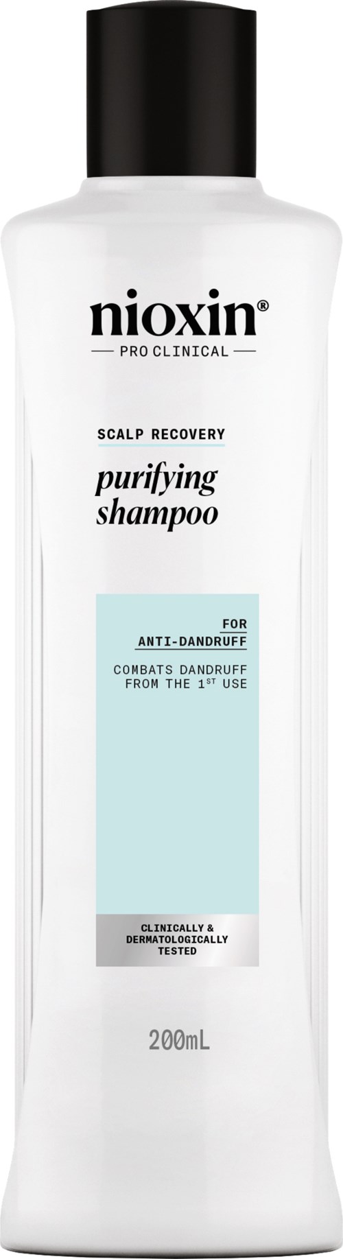 Een witte fles met zwarte dop, gelabeld 'Nioxin Purifying Shampoo' voor hoofdhuidherstel en rooscontrole.