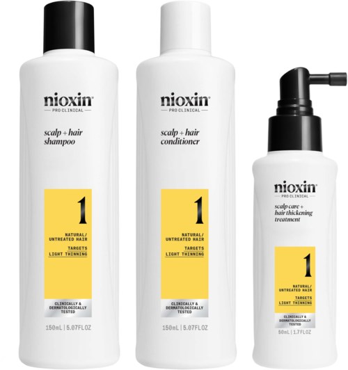 Drie flessen haarverzorgingsproducten: shampoo, conditioner en behandeling, gelabeld voor natuurlijk wild haar en oplichting.