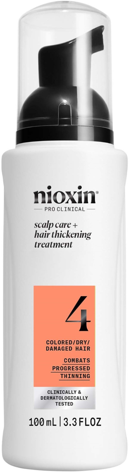 Een witte fles met een zwart pompje, gelabeld Nioxin, voor de behandeling van dun en beschadigd haar.