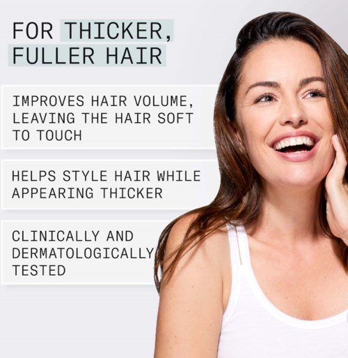 Tekst beschrijft voordelen van een haarproduct voor dikker, voller, zachter en gestyled haar. Foto van een lachende vrouw met glanzend haar.