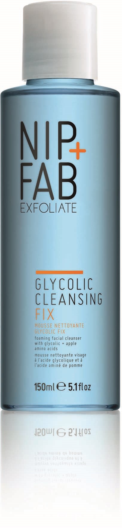 Een blauwe fles met het label Nip+Fab Exfoliate Glycolic Cleansing Fix staat op een zwarte achtergrond.