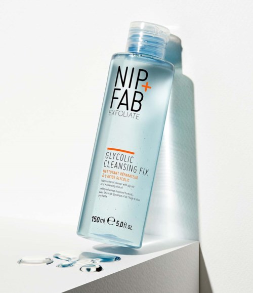 Flesje Nip+Fab Glycolic Cleansing Fix gekanteld, met wat product op de onderliggende oppervlakte gemorst.
