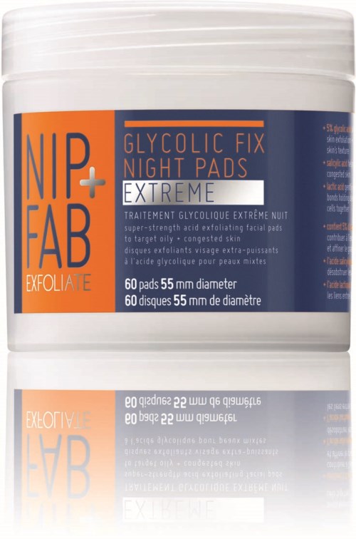 Container van NIP+FAB Glycolic Fix Night Pads, gelabeld voor exfoliatie, bevat 60 pads, 55mm elk, voor huidvernieuwing.