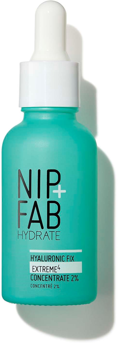 Een klein tealkleurige fles met pipet, gelabeld als Nip+Fab Hydrate Hyaluronic Fix Extreme met 2% concentrate.