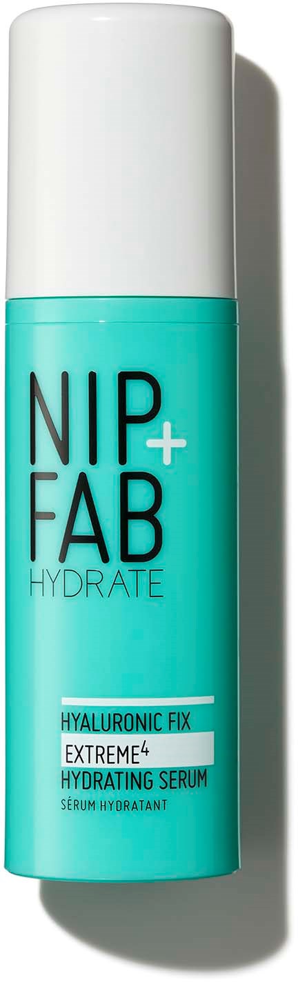 Een aqua-blauwe fles met witte dop, gemarkeerd Nip+Fab Hydrate, met hyaluronzuur voor hydratatie van de huid.