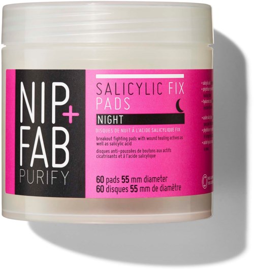 Een witte container met roze en zwarte label voor nacht acne-verzorgingspads. Het bevat 60 pads, 55 mm diameter.