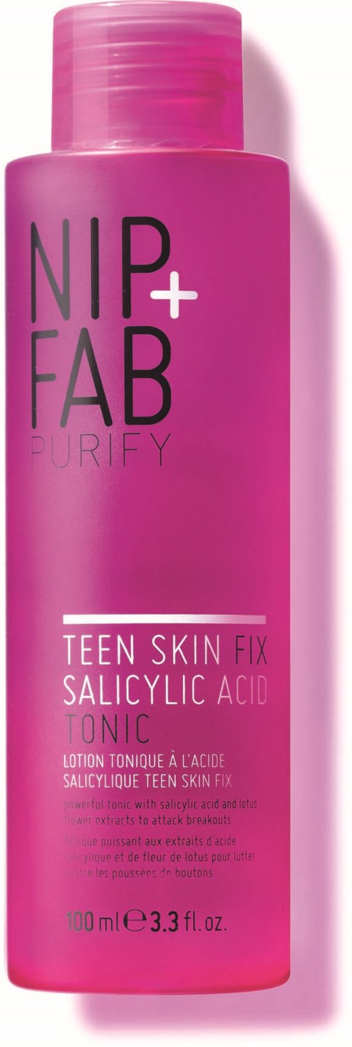 Roze fles van Nip+Fab Teen Skin Fix Salicylzuur voor acne, met tekst en branding.