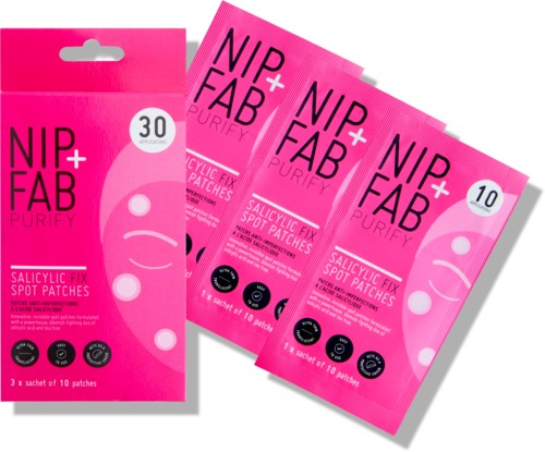 Drie zakjes roze acnepleisters met NIP + FAB Purify, voor het behandelen van puistjes.