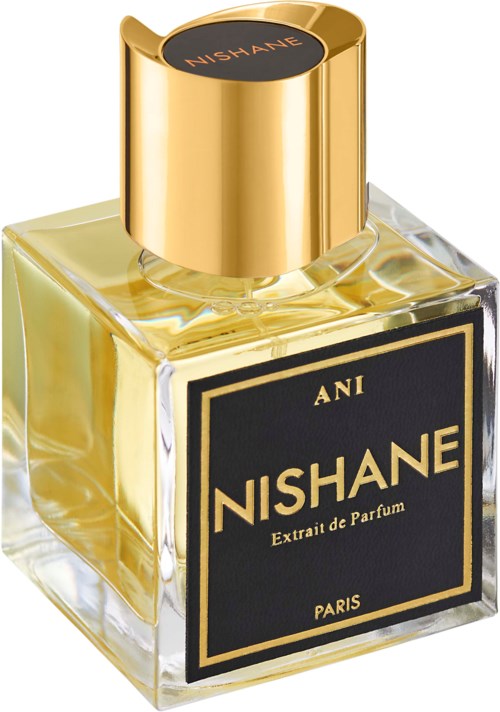 Een parfumfles met een zwart-gouden label, goudendop en doorzichtig glas met gele parfum.