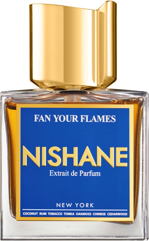Een parfumfles met een blauwe label waarop "NISHANE" en "Fan Your Flames" staat, met een gouden dop en helder glas.