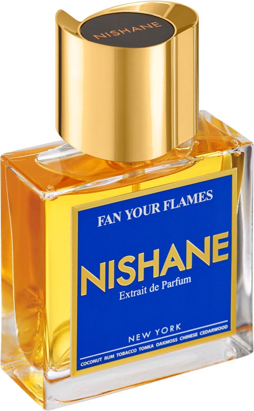 Een glazen parfumfles met een gouden dop en blauw label, met gele parfum. Het label leest "Nishane" en "Fan Your Flames."