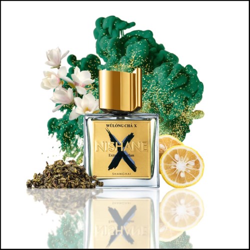 Een parfumfles met lotusbloemen, groene splash, citroenpartjes en gedroogde kruiden of thee eromheen.