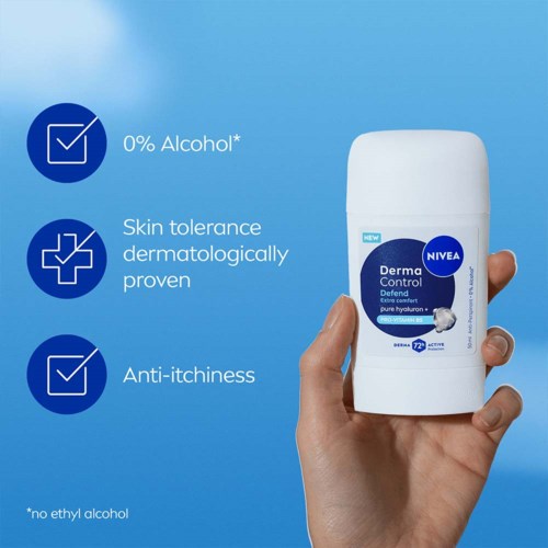 Nivea deodorant met claims van 0% alcohol, dermatologisch bewezen en anti-jeuk, vast door een hand tegen een blauwe achtergrond.