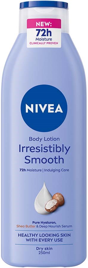 Een blauwe fles Nivea lichaamslotion met witte dop, voor droge huid, bevat sheaboter en hyaluronzuur.