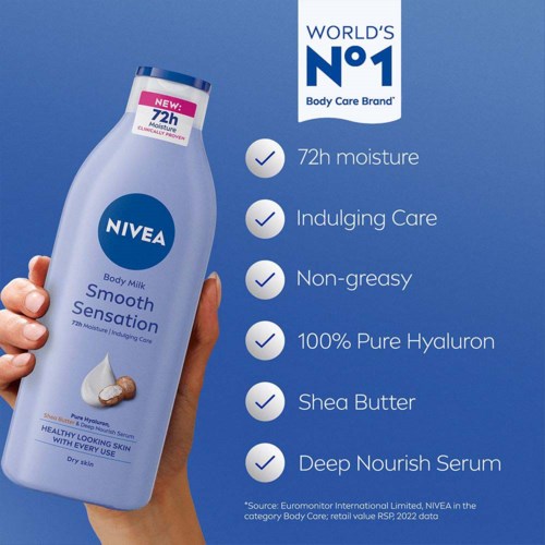 Dit is een Nivea lichaamsmelk fles die 72 uur hydratatie, sheaboter en niet-vettige formule benadrukt.