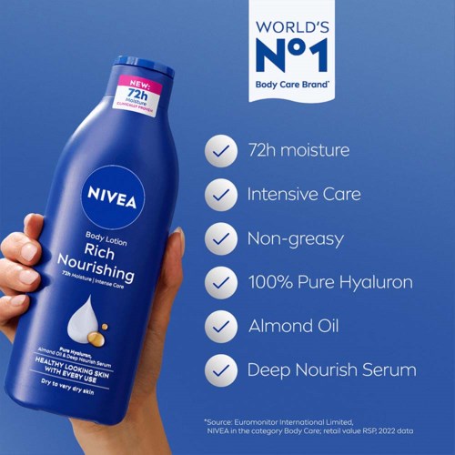 Valkoinen Nivea vartalovoidepullo, jossa on etuja kuten 72 tuntia kosteutusta, ei-rasvainen ja manteliöljyä.
