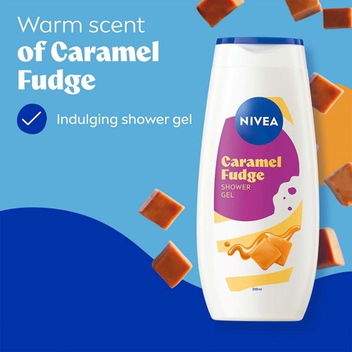 Nivea caramel fudge duschgel i en vit flaska med blått lock, omgiven av karamellfudgebitar.