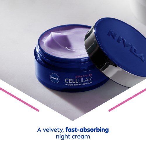 Een blauwe Nivea-pot met paarse nachtcrème. Tekst benadrukt snelle opname en zijdeachtig gevoel.