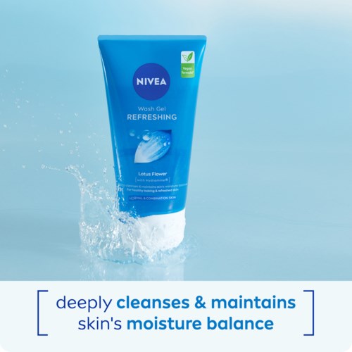 Blauwe tube van Nivea wasgel met waterspat, label 'Refreshing' en 'Lotus Flower'.