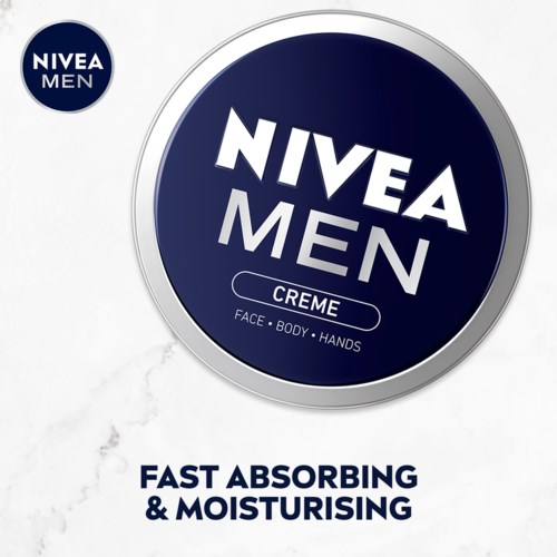 Ein runder Nivea Men Cremetiegel in Dunkelblau und Silber, zeigt Vorteile für Gesicht, Körper und Hände.