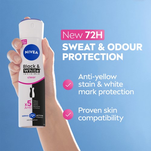 En hand håller en deodorantflaska som marknadsför 72 timmars svett- och luktkydd med fördelar mot guling fläck.