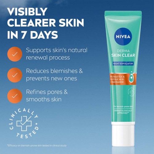 Een tube Nivea Derma Skin Clear Night Exfoliator met voordelen vermeld en een blauwe achtergrond.