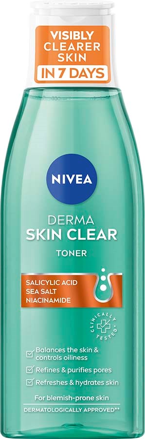 Nivea Derma Skin Clear Toner Flasche mit Etiketten für Salicylsäure, Meersalz und Niacinamid. Es behauptet, die Haut in 7 Tagen zu verbessern.