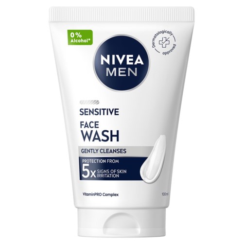 Valkoinen putkilopakkaus Nivea Men Sensitive Face Wash, jossa vihreä ja sininen tarra, kuvaa hellävaraisuutta ja herkälle iholle.