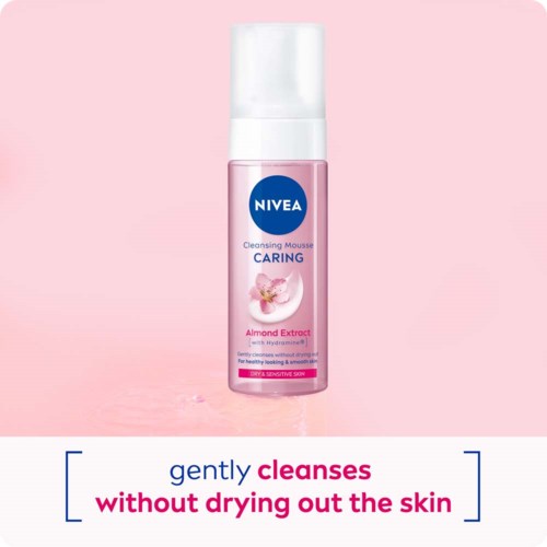 Pieni pinkki Nivea puhdistusvaahtopullo, manteliuutteella, vaatteessa, väittää puhdistavansa hellävaraisesti ilman ihon kuivumista.