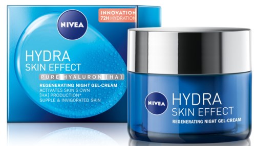 En blå burk och förpackning av Nivea Hydra Skin Effect nattgel-kräm, som främjar återfuktning och hudregenerering.