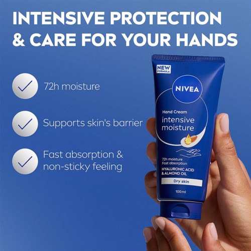 NIVEA handkrämstube med text om fuktgivande, hudbarriärstöd och snabb absorption. Hand som håller tuben.