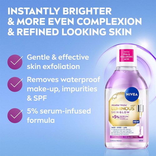 En NIVEA Micellärvattenflaska med etikettuppgifter, som framhäver hudfördelar och ingredienser, mot en blå bakgrund.