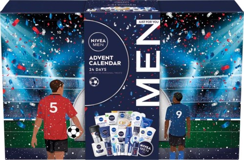 Ett Nivea Men-julkalender med 24 dagar, två fotbollsspelare och en stadionbakgrund, fylld med personvårdsprodukter.