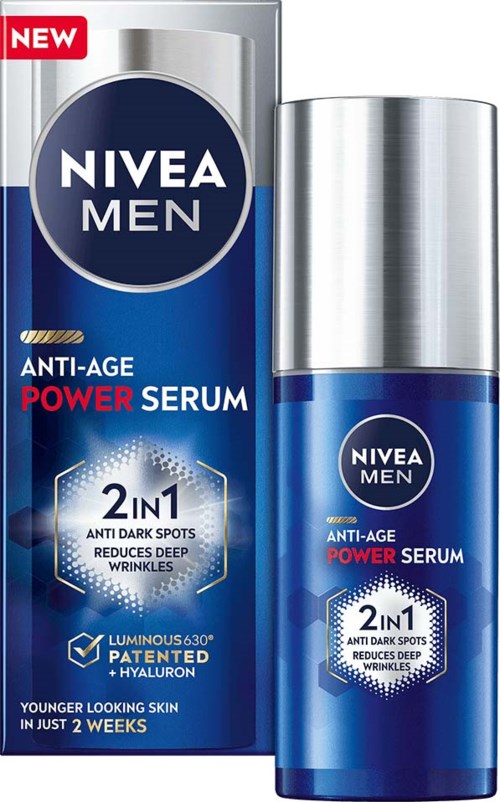 Een fles en doos van NIVEA Men Anti-Age Power Serum voor donkere vlekken en rimpels, met zilver en blauw kleuren.